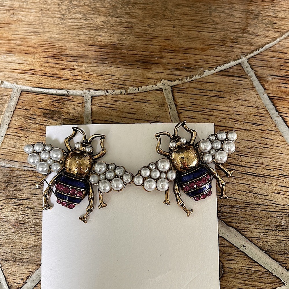Adorable pearl bee earrings